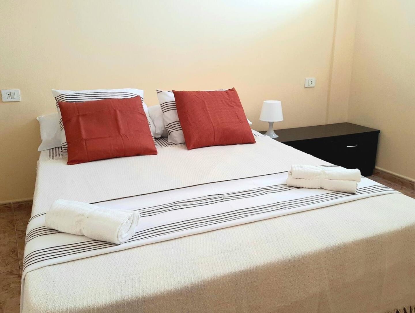 Perfectly Located Apartment With Pool Playa de las Americas  Luaran gambar